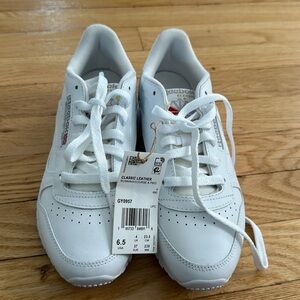 NWT Reebok size 6.5 classic white leather sneakers
